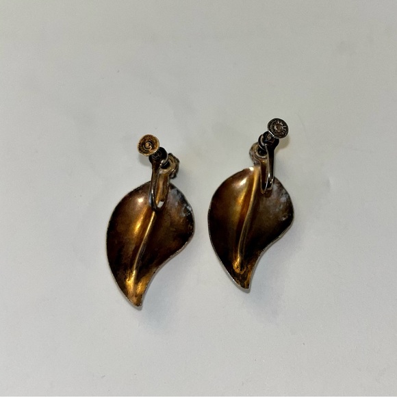 Vintage, silver tone leaf earrings with green stone. - Picture 3 of 6